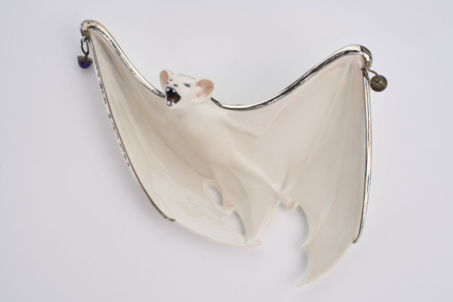 Wandvase als vollplastische Fledermaus mit Silbermontur, Entwurf Christian Thomsen 1900, Silbermontur Anton Michelsen 1901
