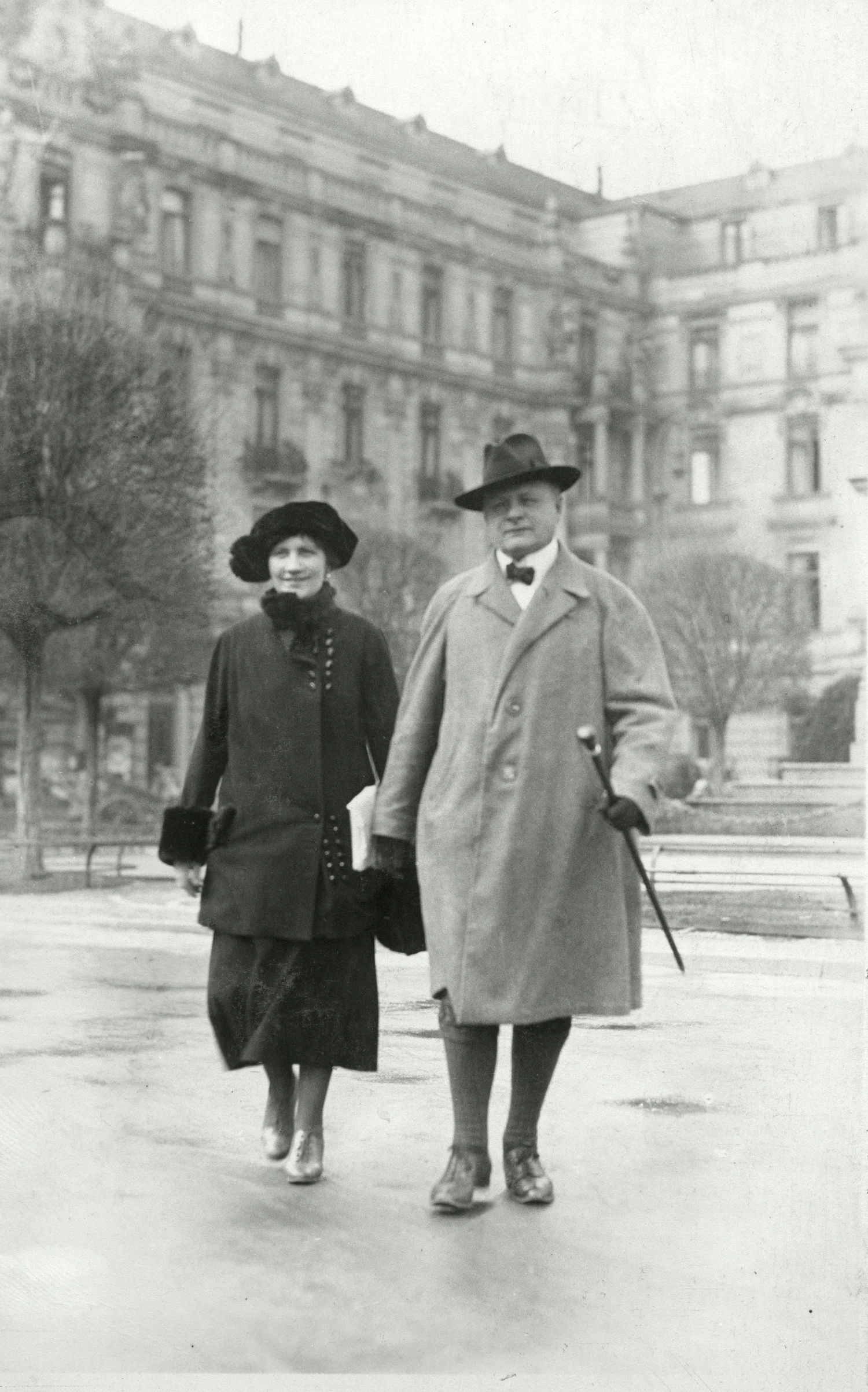 Tony Kirchhoff and Alexej von Jawlensky on Wilhelmstraße in Wiesbaden 1922. Photo: Privatarchiv Kirchhoff, Nachlass Mieze Binsack