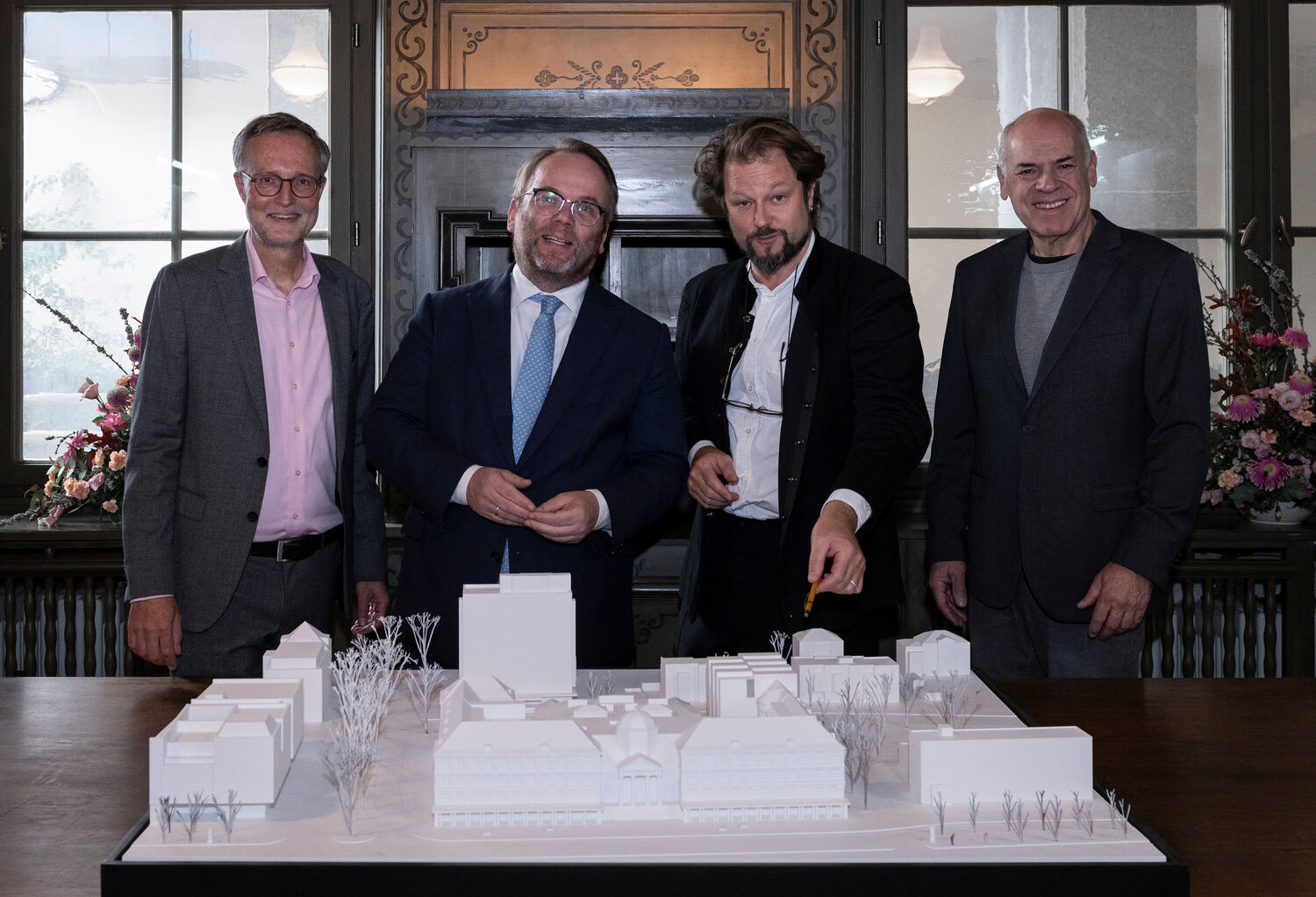 (von links nach rechts): Dr. Andreas Henning, Direktor Museum Wiesbaden, Kunst und Kulturminister Timon Gremmels, Michael Salvi, Architekt und Mitbegründer des Büros Schenker Salvi Weber aus Wien und Thomas Platte, Direktor des Landesbetriebs Bau und Immobilien Hessen (LBIH) bei der Vorstellung des Siegerentwurfs des Architekturwettbewerbs für den Erweiterungsbau des Museums Wiesbaden in der Alten Bibliothek des Museums Wiesbaden. Foto: Museum Wiesbaden / Bernd Fickert