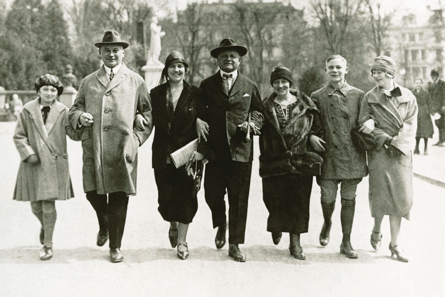 Alexej von Jawlensky inmitten seiner Freunde, Parkanlage Warmer Damm, Wiesbaden 1924. Foto: Alexej-von-Jawlensky-Archiv S. A. Locarno