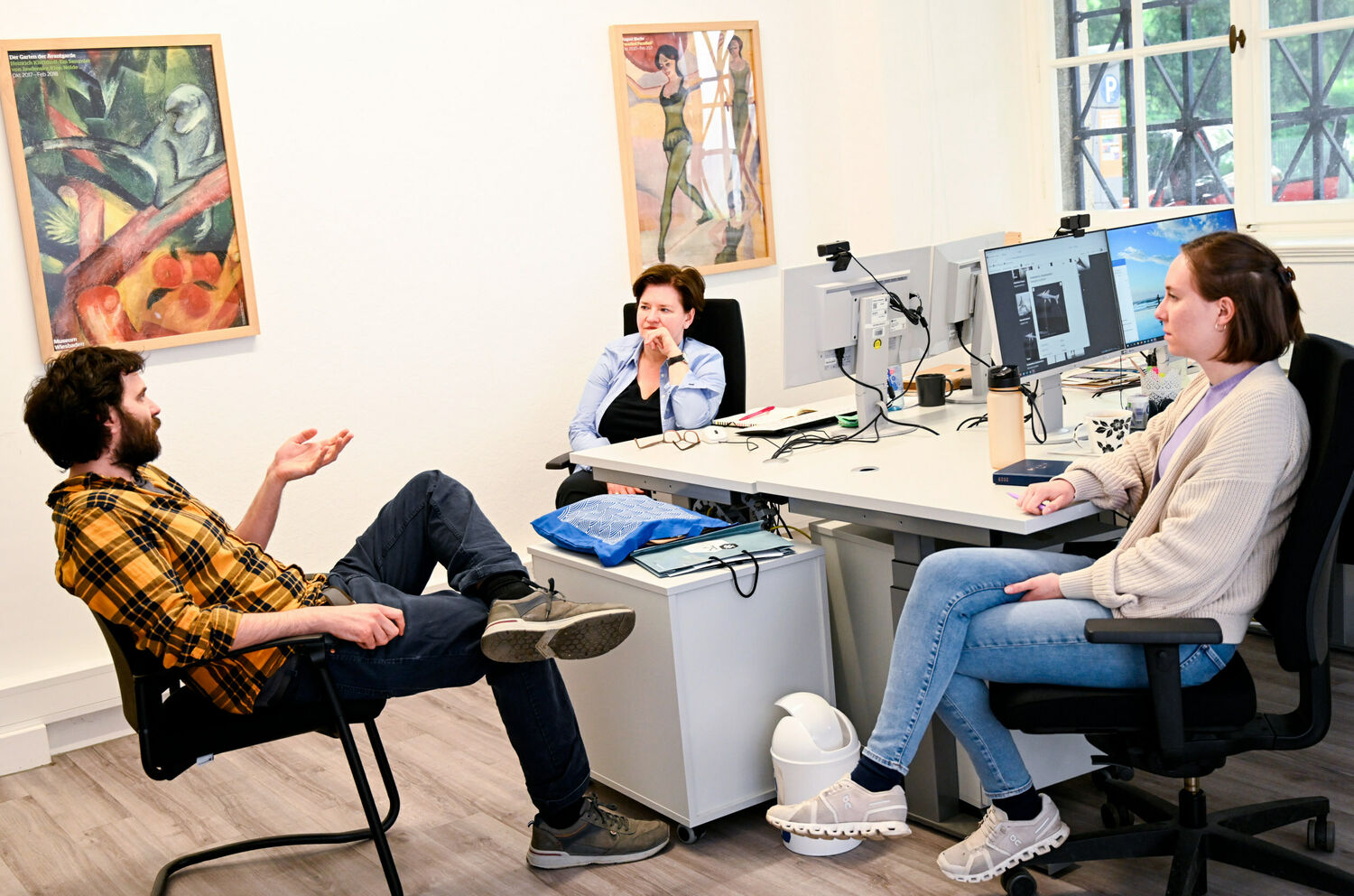 Besprechung in der Digital Unit mit Dr. Eric Otto Walliser, Yvonne Finzler, Thessa Brenner (v.l.n.r.), Foto: Museum Wiesbaden / Stefan Schmitt