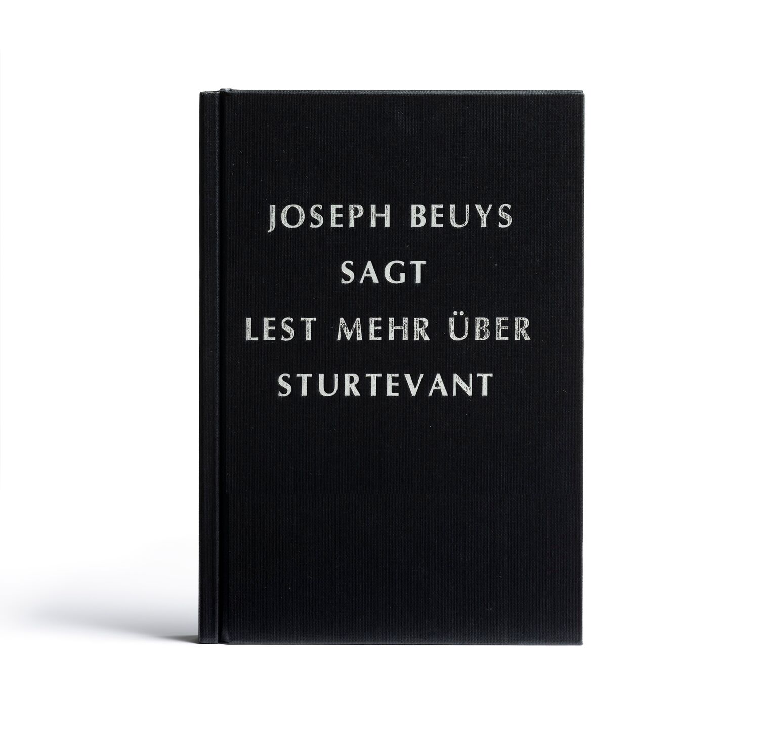 Cem A., Joseph Beuys sagt lest mehr über Sturtevant, 2024, Courtesy of the Artist. Foto: Museum Wiesbaden / Bernd Fickert