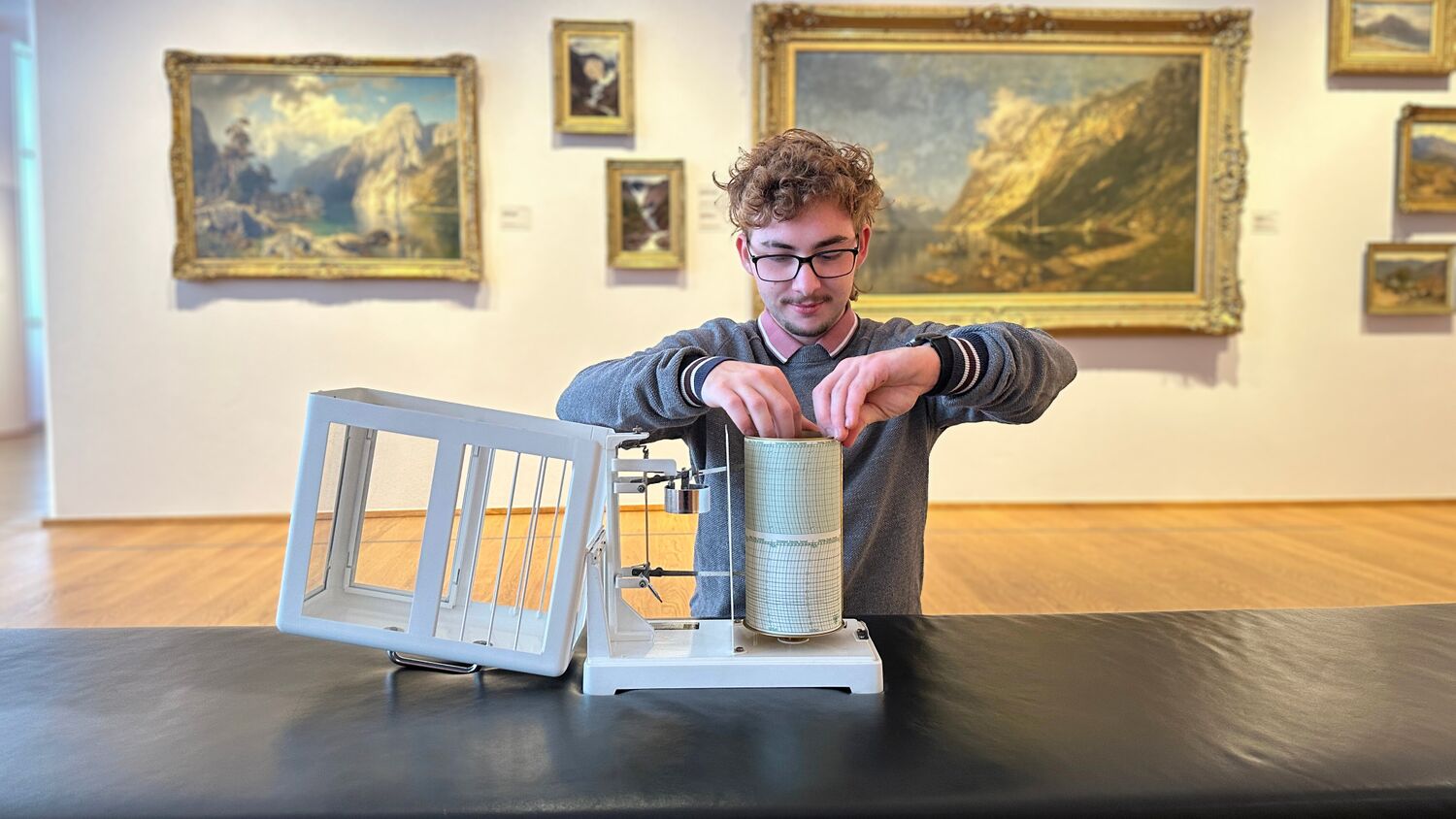 Hands-on: Elias bei der Wartung eines Luftfeuchtemesseres (Hygorgraph) in der Ausstellung