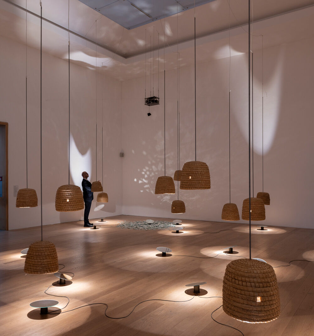 Rebecca Horn, Bee’s Planetary Map, 1998. Museum Wiesbaden, Dauerleihgabe der Moontower Foundation. Foto: Museum Wiesbaden / Bernd Fickert (v) VG Bildkunst, Bonn, 2025