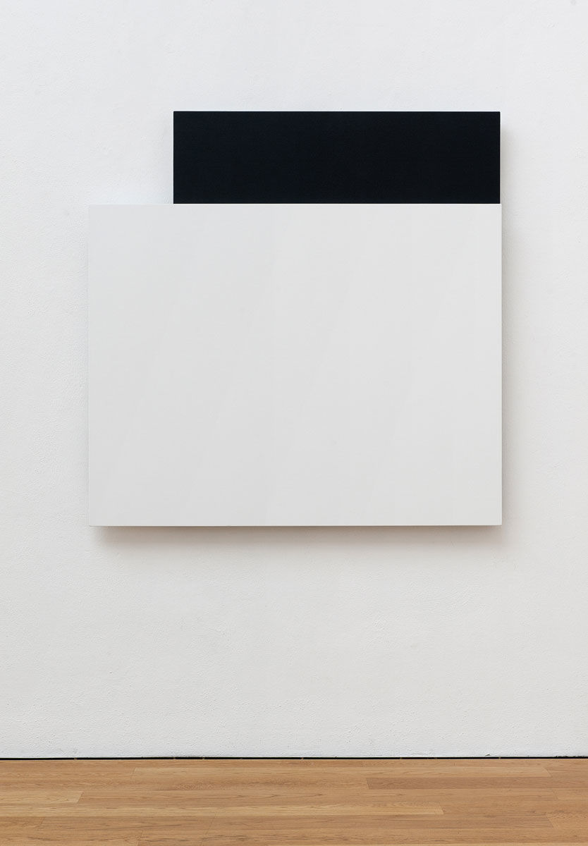 Ellsworth Kelly, White Relief over Black, 2004, © Ellsworth Kelly Foundation, Courtesy Matthew Marks Gallery (Foto: Museum Wiesbaden/Bernd Fickert). Erworben 2013 mit der Unterstützung der Freunde des Museums Wiesbaden e.V.