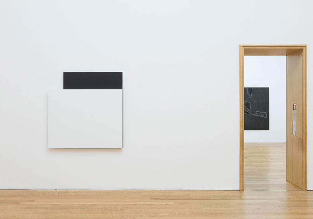 Für Elke Fuchs ist das Werk "White Relief over Black" des Künstlers Ellsworth Kelly ein Sehnsuchtsobjekt. Foto: Museum Wiesbaden / Bernd Fickert.