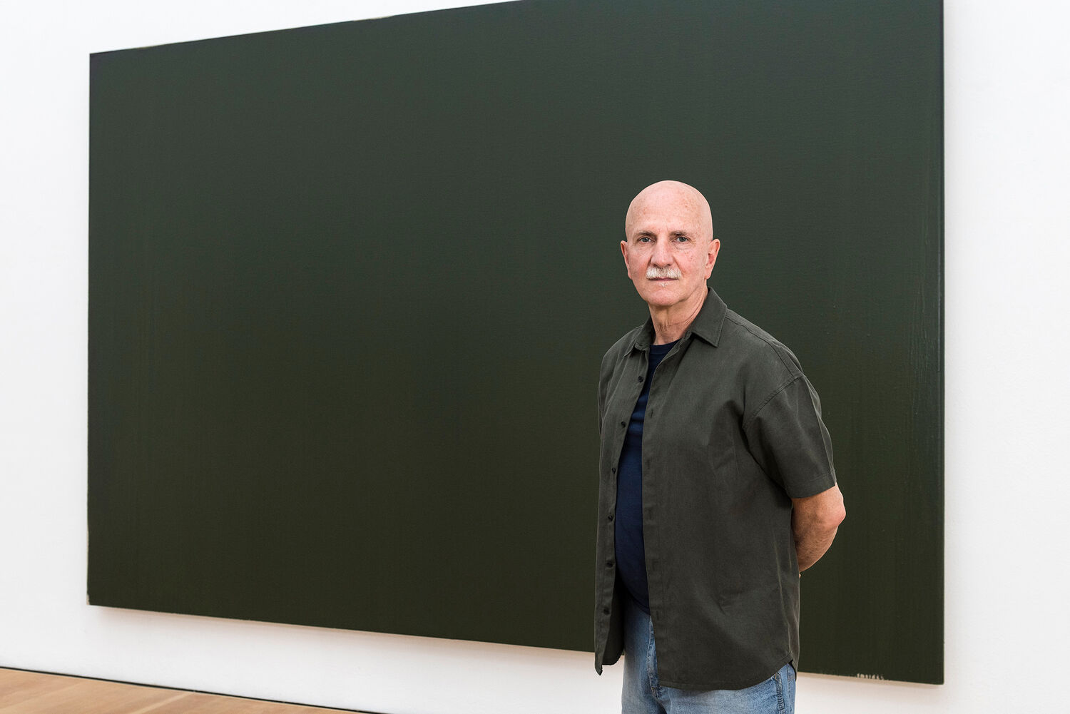 Joseph Marioni, 2018 im Museum Wiesbaden. Foto: Museum Wiesbaden / Bernd Fickert