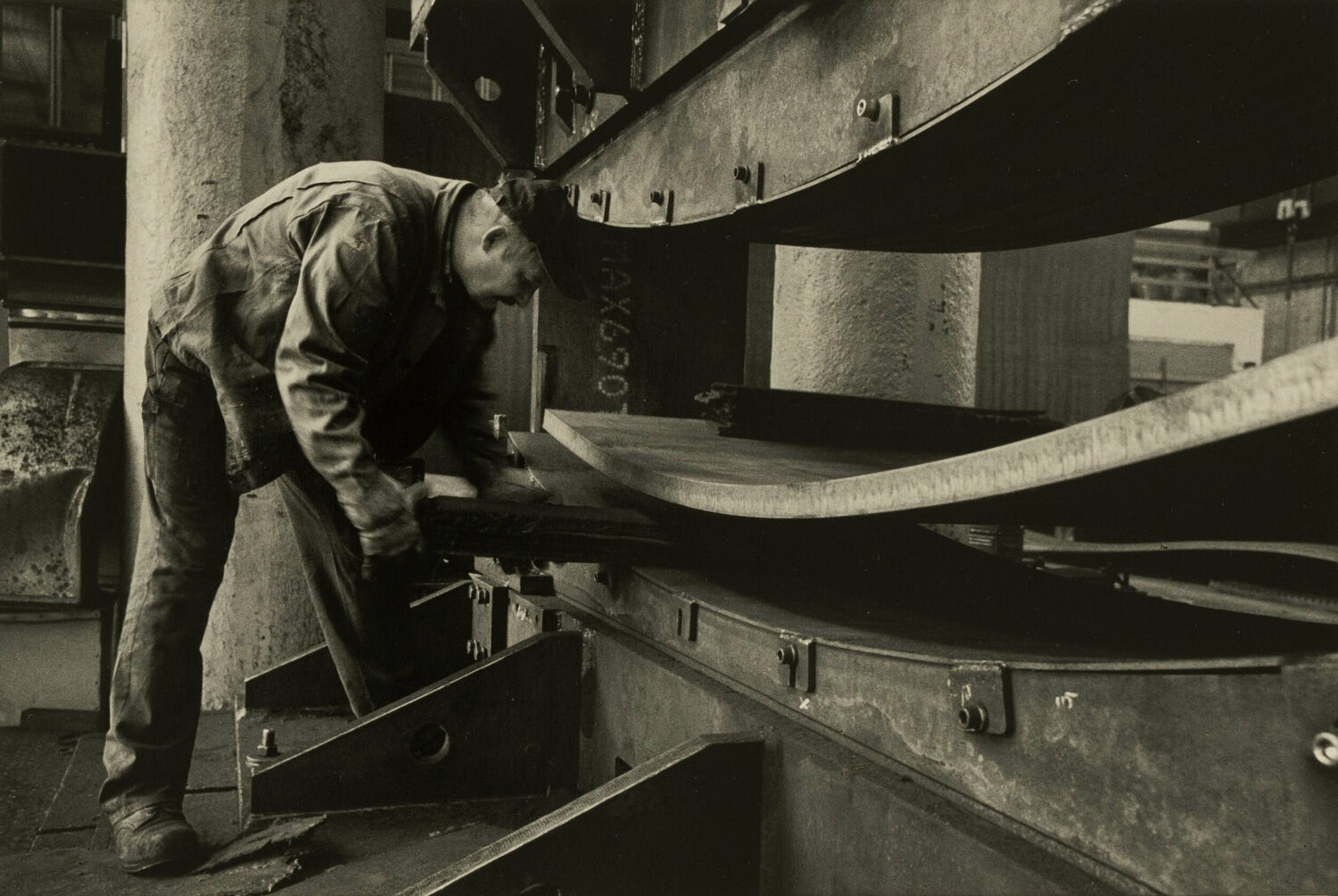 Dirk Reinartz, o. T. (Umformung einer von 10 Stahlplatten für die Skulptur „Dirk’s Pod“ in der Biegepresse bei Pickhan Umformtechnik in Siegen), 2003/04, © Dirk Reinartz Estate / Deutsche Fotothek und Stiftung F.C. Gundlach.jpg