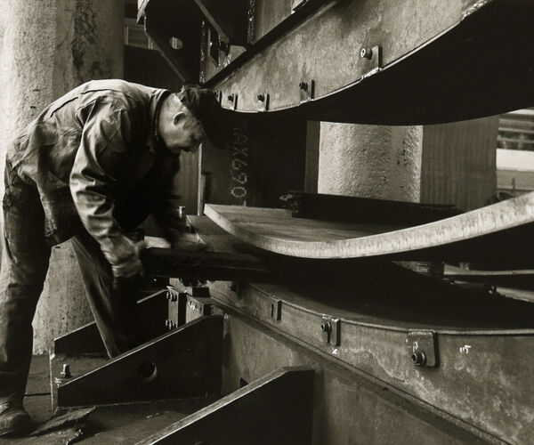 Bild zu work comes out of work  Fotografien von Dirk Reinartz zur Entstehung von Skulpturen von Richard Serra