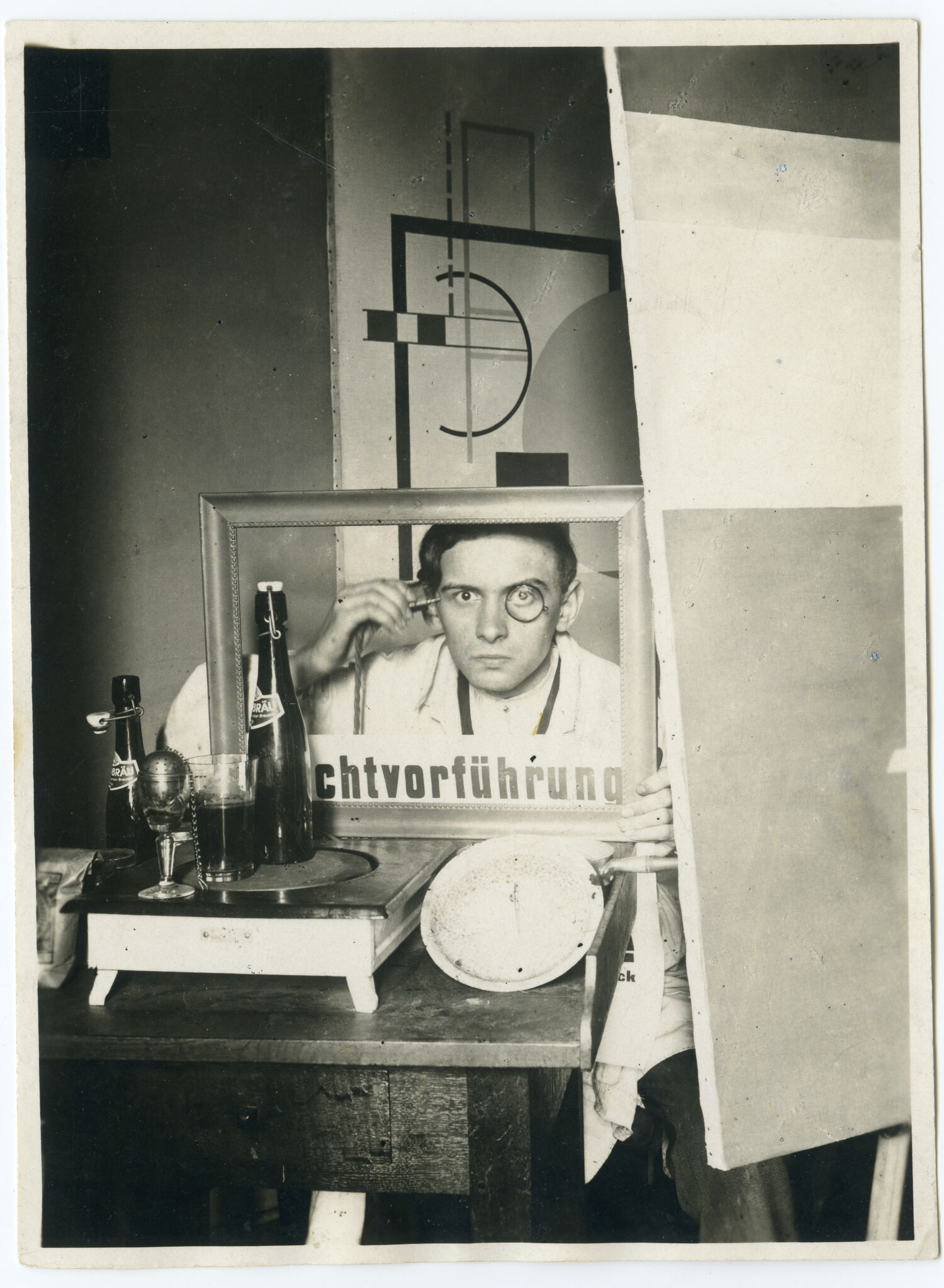Friedrich Vordemberge- Gildewart im Atelier in der Kestner Gesellschaft, Hannover, 1925