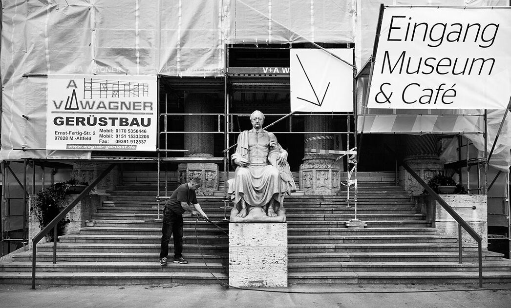 Schwarzweiß Aufnahme von Goethe vor dem Eingang während der Fassadensanierung