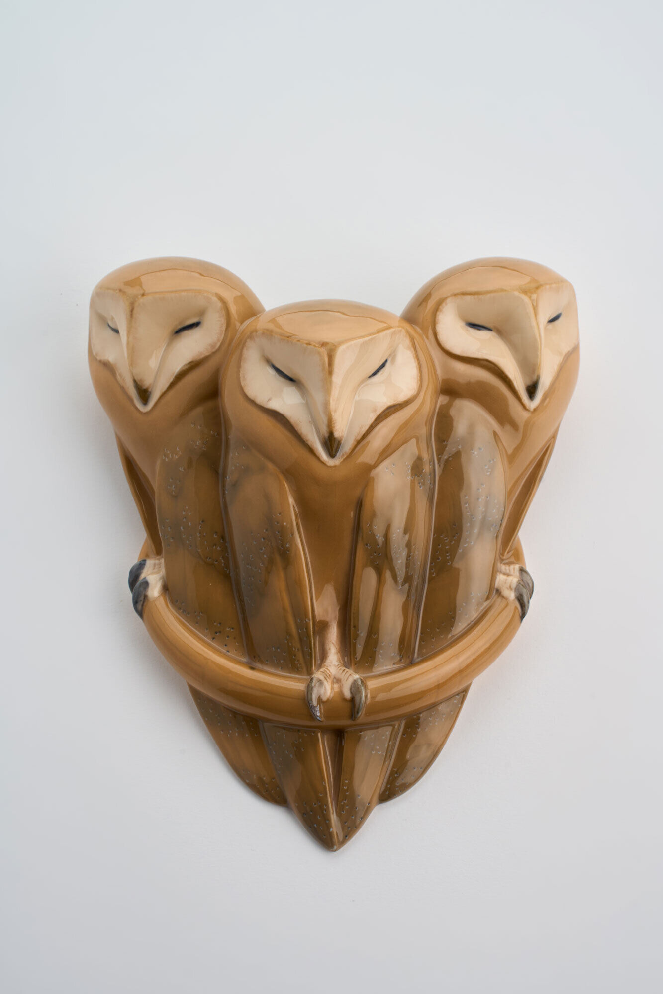 Wandvase mit drei sitzenden Schleiereulen, Entwurf Christian Thomsen 1900, Ausformung vor 1923