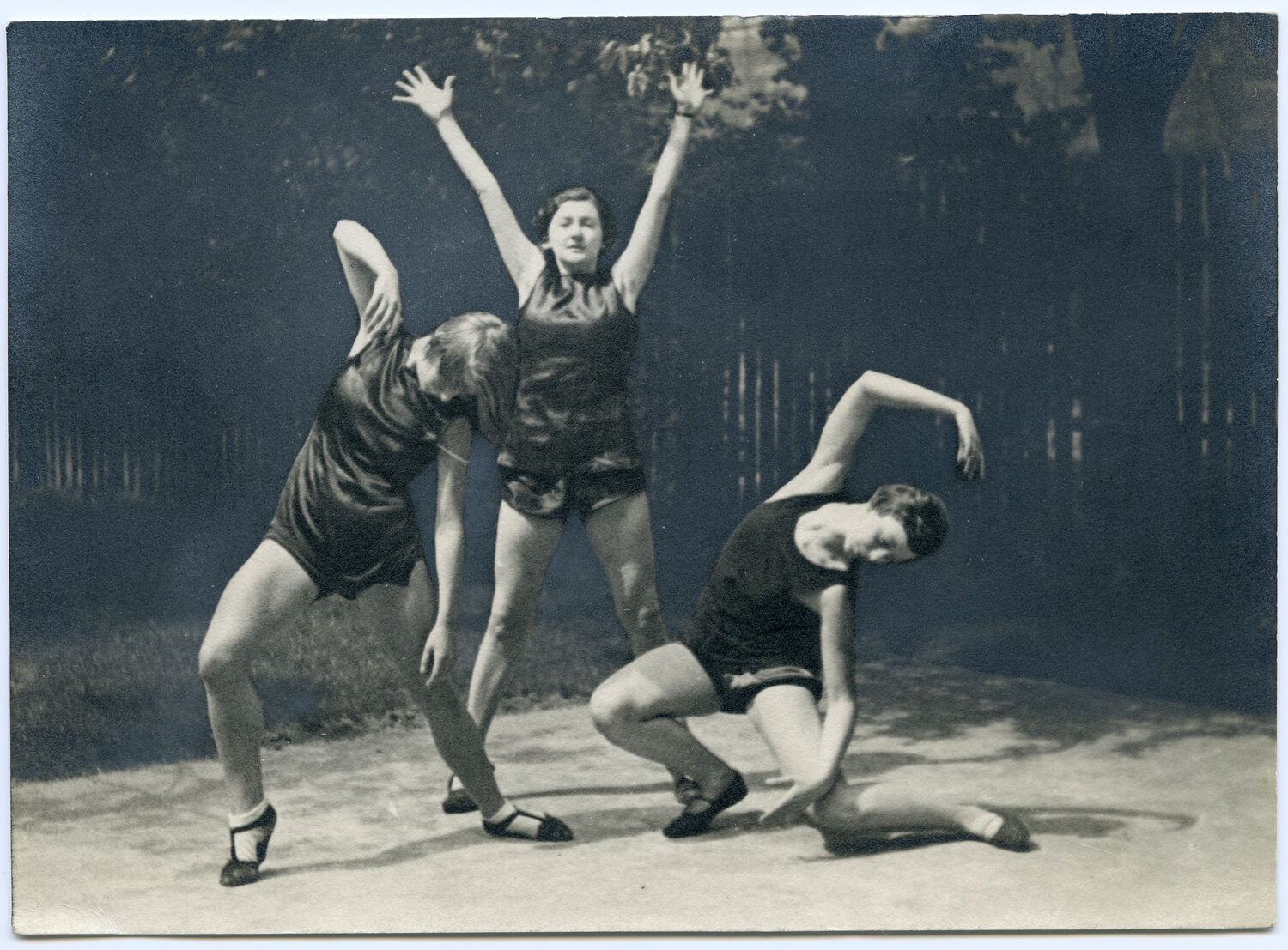 »Ausdrucks-Studien« – Schule für Tanz und Gymnastik Ilse Leda – Hannover, fotografiert von Lore Feininger, um 1930