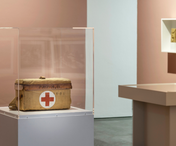 Bild zu Joseph Beuys und die Sanitätstasche  Kunst als Heilmittel?