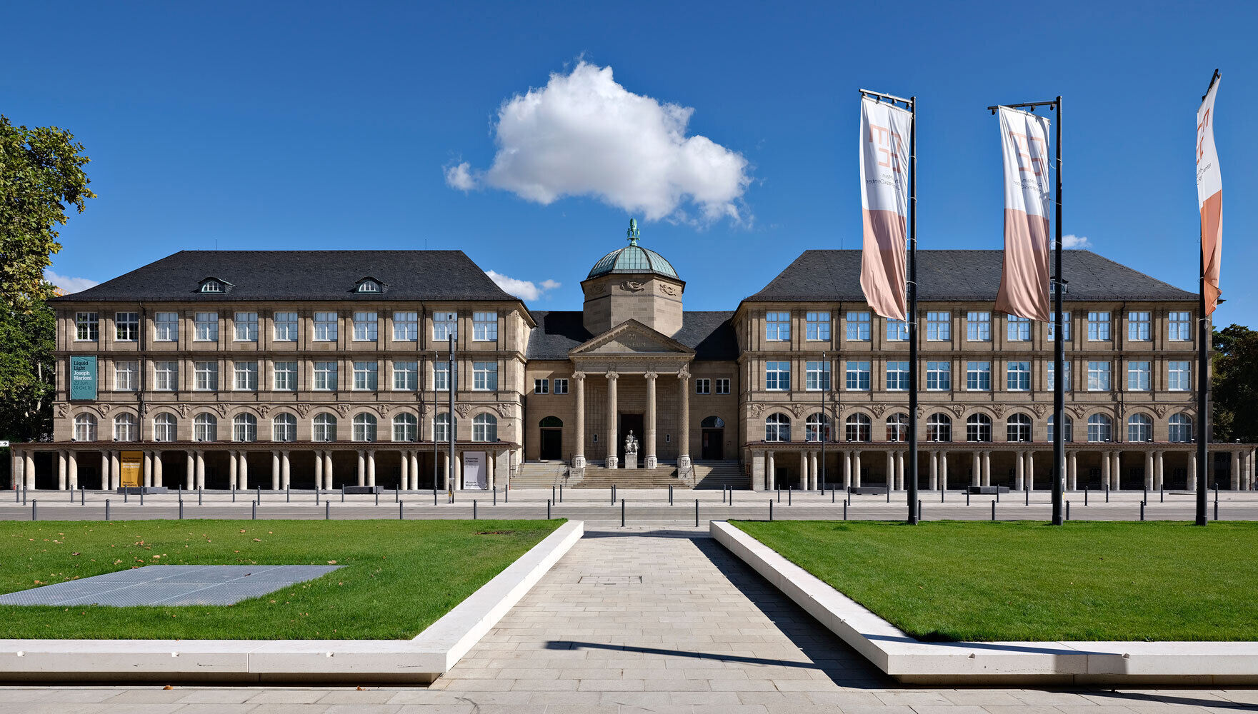 Aufnahme des Museums mit Vorplatzsanierung