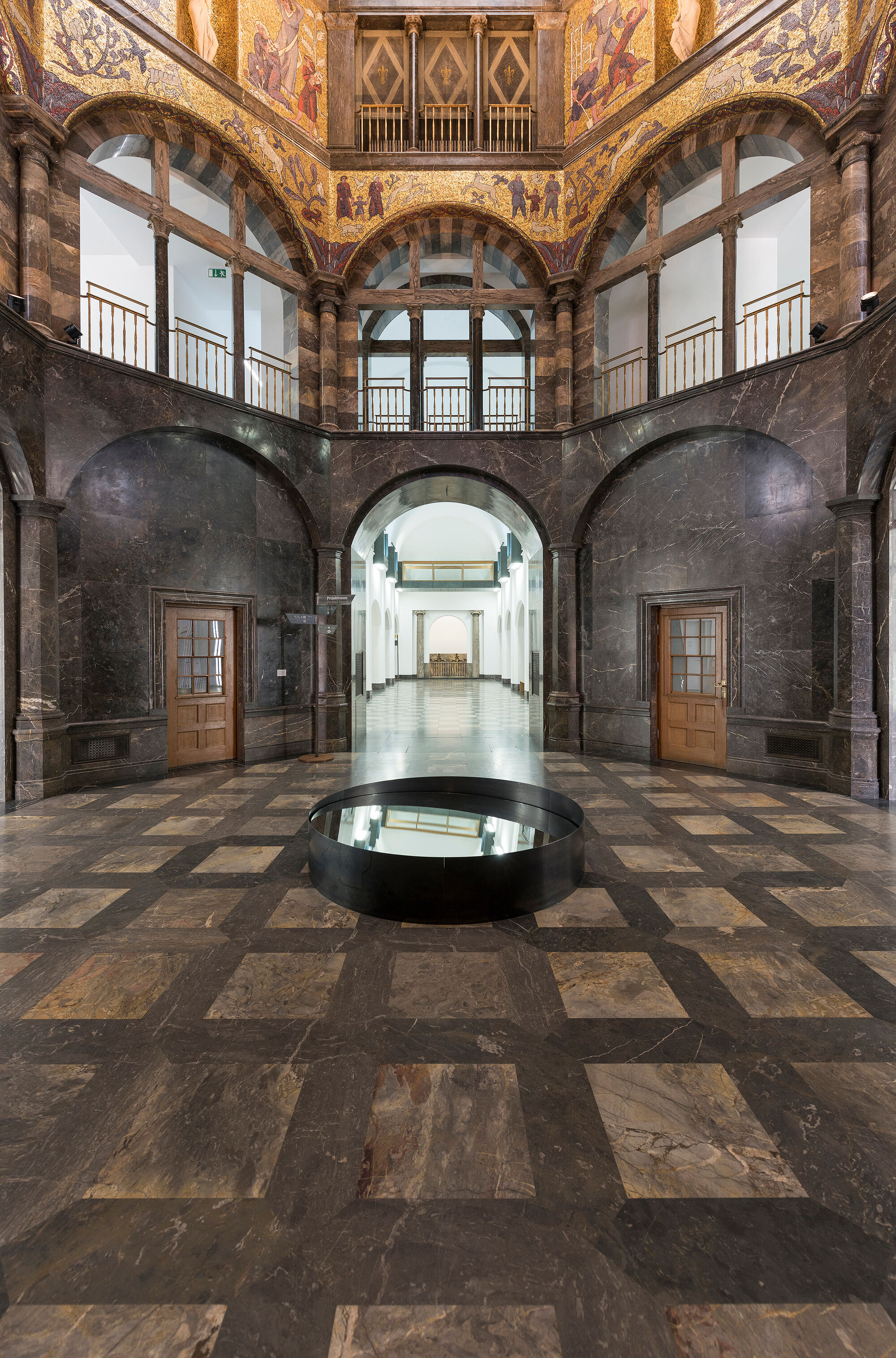Eingangshalle im Museum Wiesbaden mit Fenstern und Decke