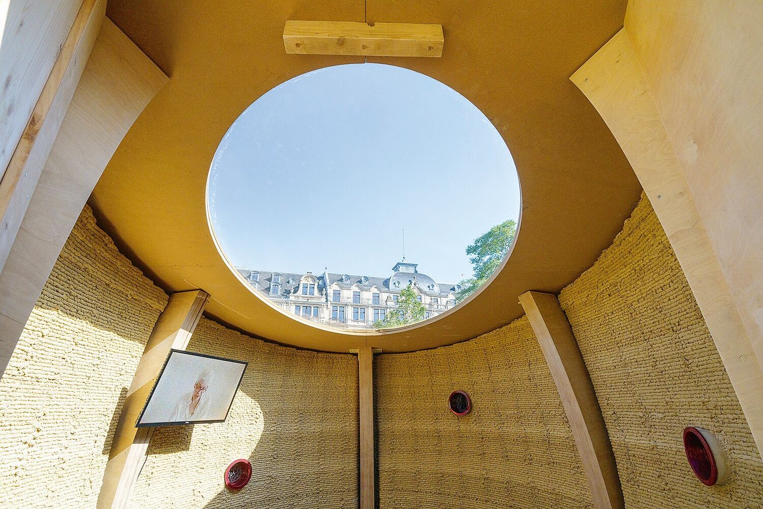 The House of Dust auf dem Kranzplatz Wiesbaden, 2021. Foto: Wolfgang G&uuml;nzel