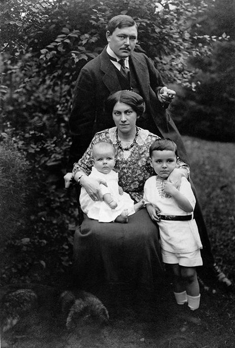August und Elisabeth Macke with Wolfgang and Walter, 1913. Photo: Kunstmuseum Bonn