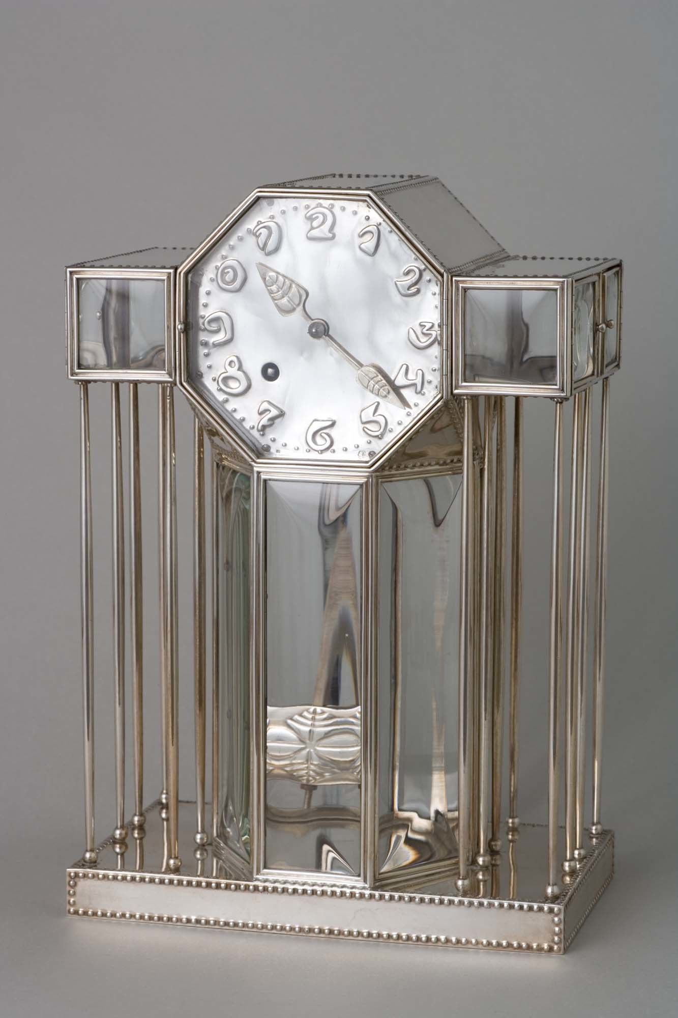 Koloman Moser, table clock with original Wiener Werkstätte display case. Photo: Museum Wiesbaden / Markus Bollen