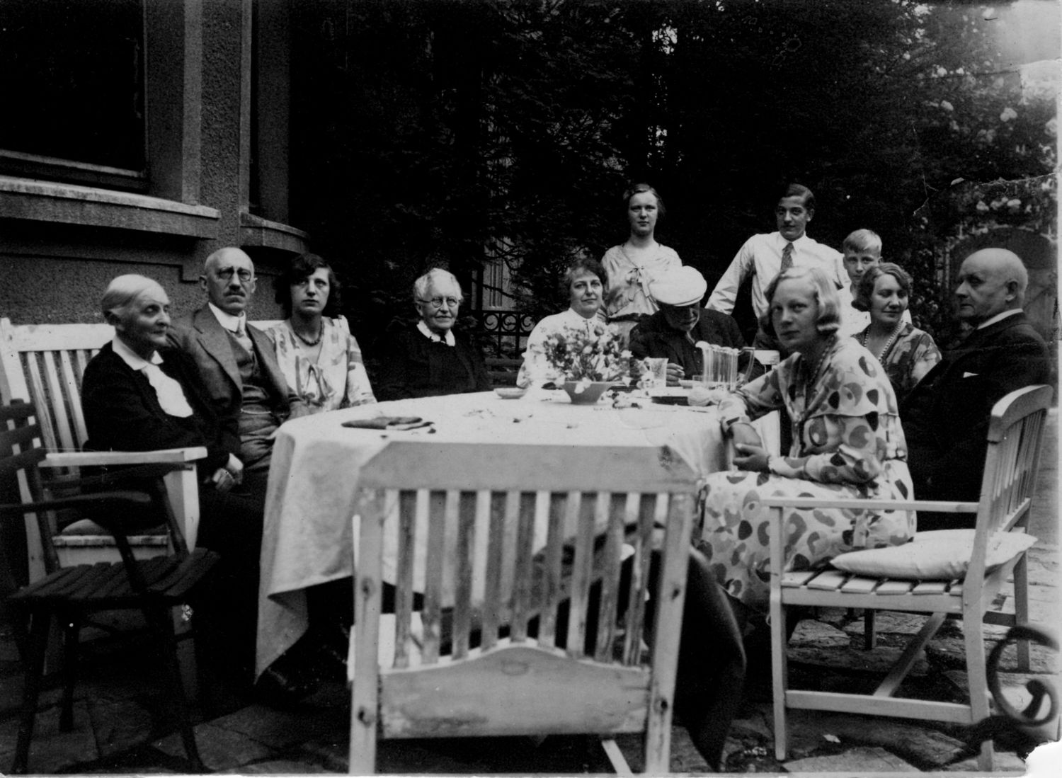 Jawlensky at the table in the Kirchhoff’s garden, Beethovenstraße 10, Summer 1927. Photo: Private Archive Heinrich Kirchhoff ⁄ Estate Mieze Binsack