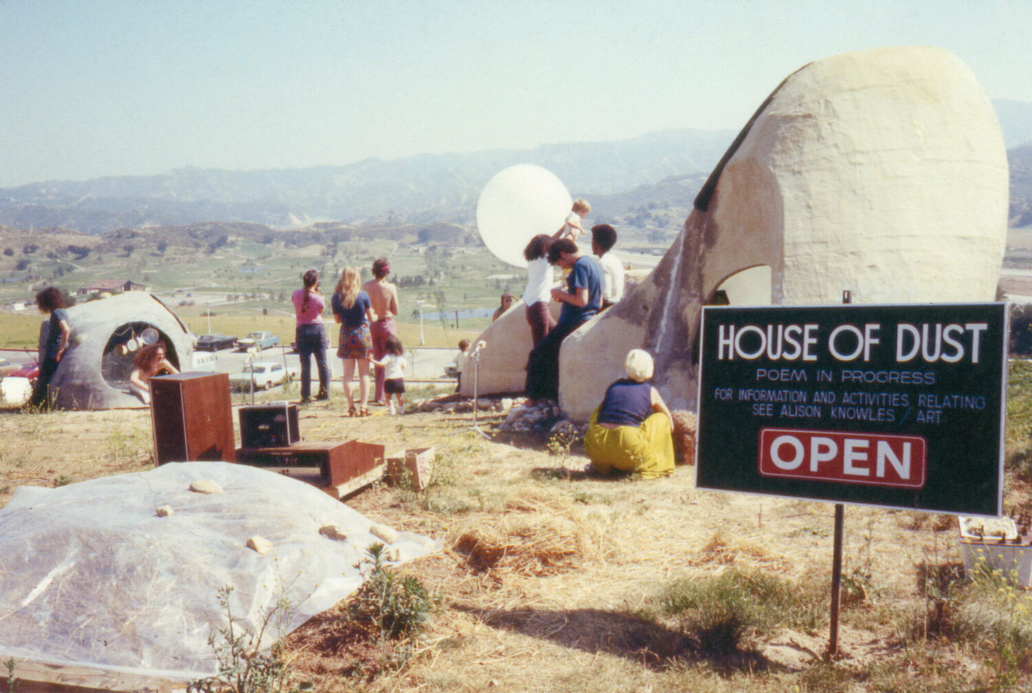 „The House of Dust“, 1971, Cal Arts, Valencia, CA © Courtesy of California Institute of Arts Insitute Archives