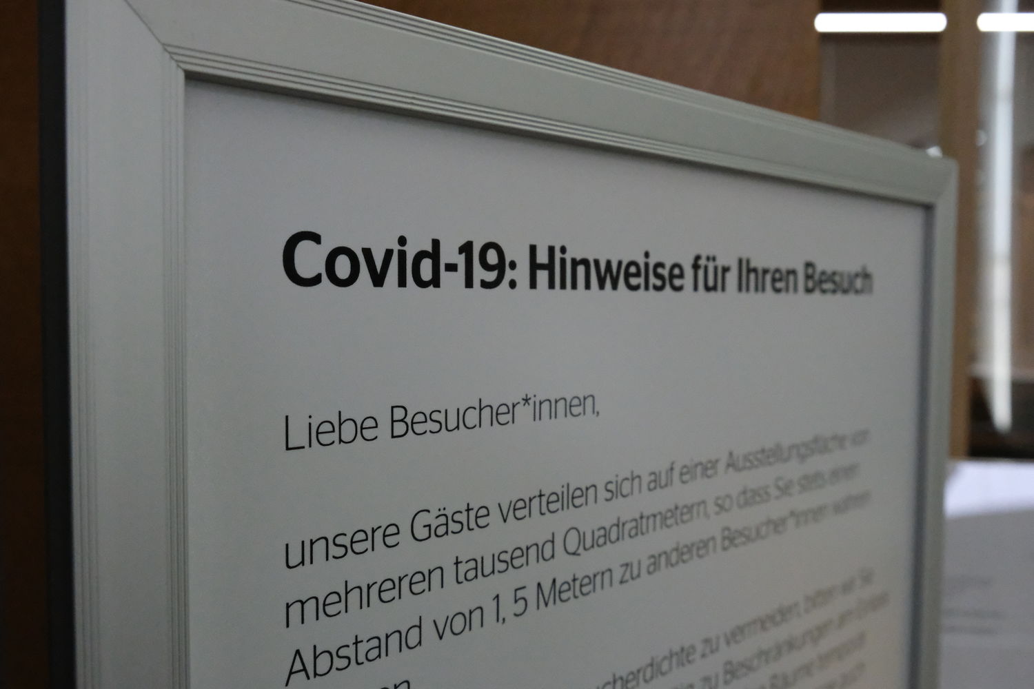 Hinweisschilder informieren unsere Besucher*innen über die geltenden Regeln und Maßnahmen im Museum. Foto: Museum Wiesbaden