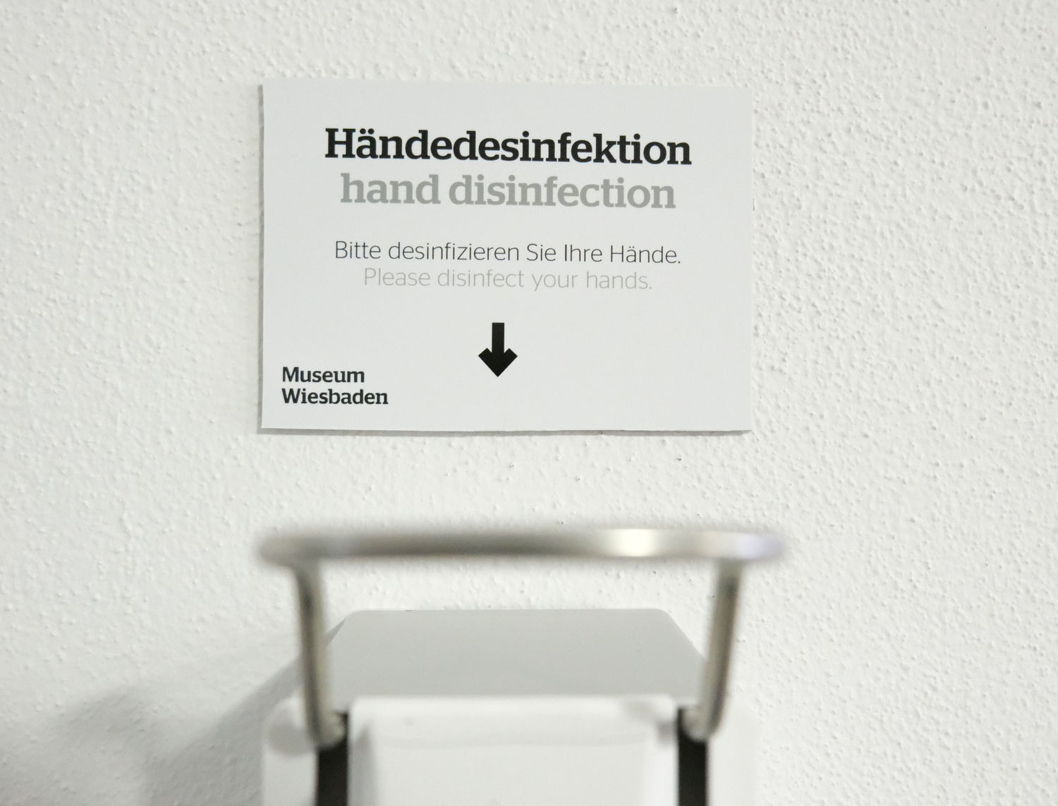 Diese Hygienespender finden sich an verschiedenen Stellen im Museum. Foto: Museum Wiesbaden