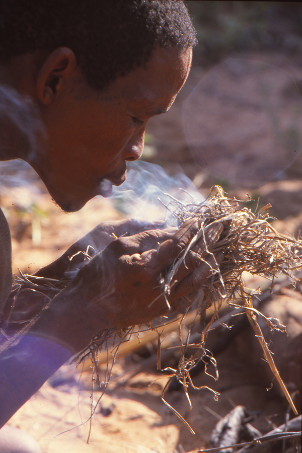 San beim Feuermachen, Afrika, Foto: Werner Hammer