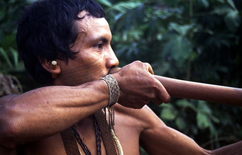 Matis beim Jagen mit dem Blasrohr, Brasilien 1993, Foto: Werner Hammer